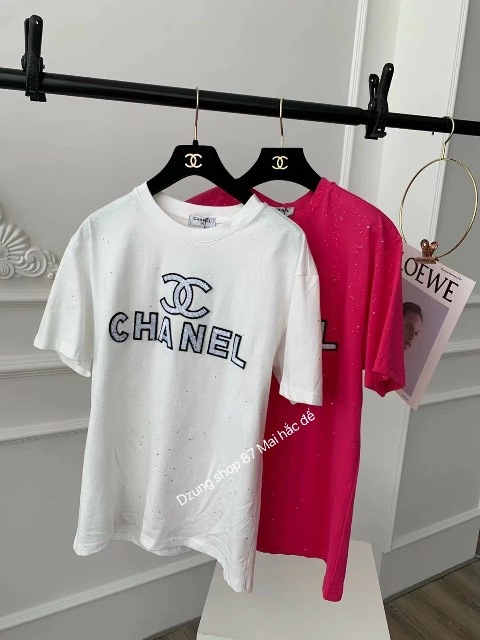 Áo thun cộc tay món đồ quen thuộc vào mùa hè với tất cả các cô gái. Với những cách phối đồ cùng chiếc áo này dưới đây sẽ giúp các nàng thêm tự tin, năng động đón hè.