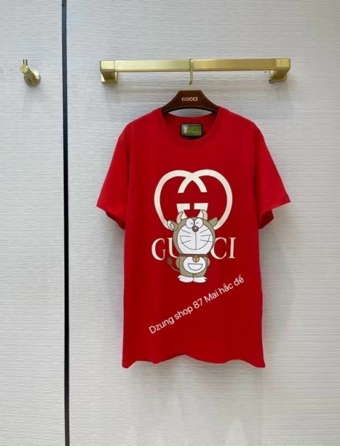 Áo thun cộc tay món đồ quen thuộc vào mùa hè với tất cả các cô gái. Với những cách phối đồ cùng chiếc áo này dưới đây sẽ giúp các nàng thêm tự tin, năng động đón hè.