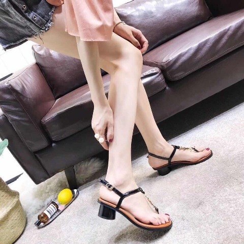 Giầy là bạn thân thiết đối với chúng ta trên mỗi chặng đường