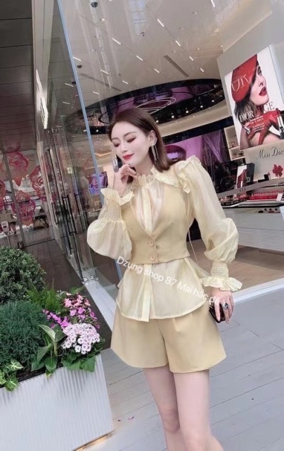 Dẫn đầu xu hướng thời trang mới nhất, Dzung mang đến bộ sưu tập thời trang đằng cấp hàng đầu. Sang trọng và thanh lịch, tối giản nhưng không đơn điệu 