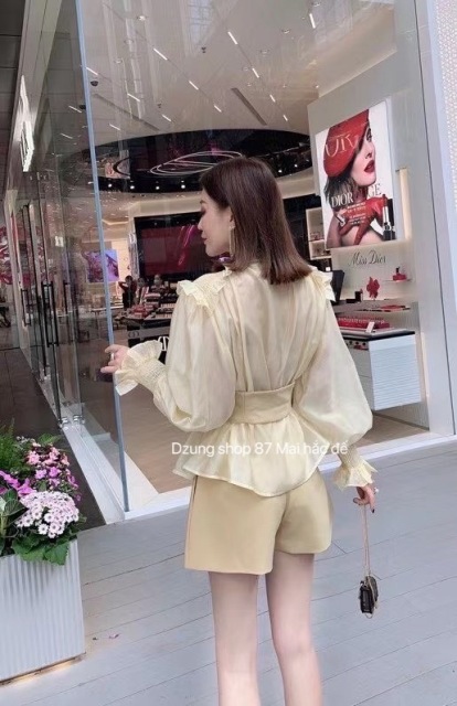 Dẫn đầu xu hướng thời trang mới nhất, Dzung mang đến bộ sưu tập thời trang đằng cấp hàng đầu. Sang trọng và thanh lịch, tối giản nhưng không đơn điệu 