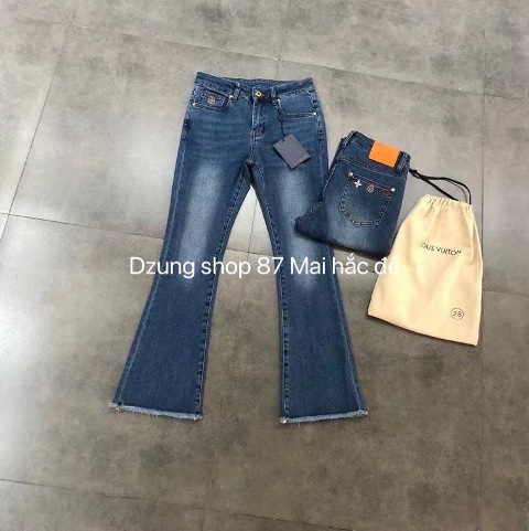 Chiếc quần bò đã trải qua nhiều thập kỉ và vẫn luôn giữ một vai trò không thể thiếu trong thế giới thời trang.