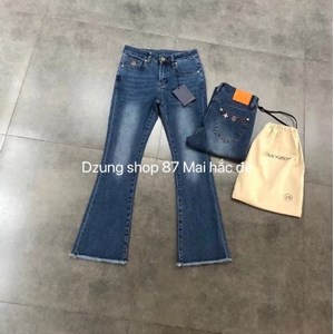 Chiếc quần bò đã trải qua nhiều thập kỉ và vẫn luôn giữ một vai trò không thể thiếu trong thế giới thời trang.