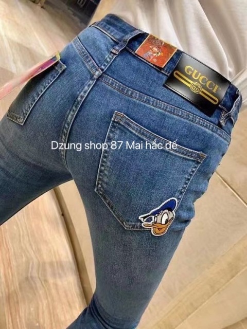 Chiếc quần bò đã trải qua nhiều thập kỉ và vẫn luôn giữ một vai trò không thể thiếu trong thế giới thời trang.