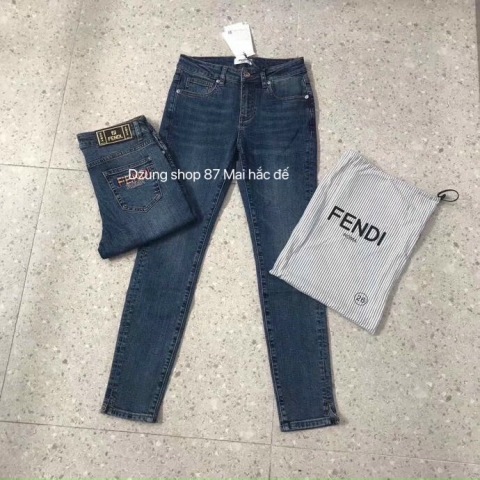 Chiếc quần bò đã trải qua nhiều thập kỉ và vẫn luôn giữ một vai trò không thể thiếu trong thế giới thời trang.