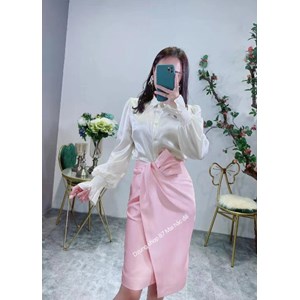 Trong vô vàn các loại trang phục điệu đà, chân váy  có ưu điểm là đánh lừa thị giác, làm đôi chân người mặc trông thon dài hơn. Ngoài ra, chúng còn giúp chị em có một vẻ ngoài nổi bật và cuốn hút.