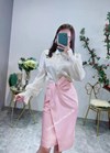 Trong vô vàn các loại trang phục điệu đà, chân váy  có ưu điểm là đánh lừa thị giác, làm đôi chân người mặc trông thon dài hơn. Ngoài ra, chúng còn giúp chị em có một vẻ ngoài nổi bật và cuốn hút.