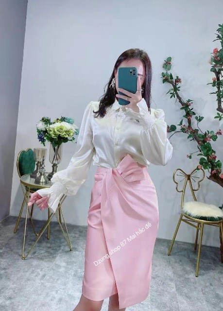 Trong vô vàn các loại trang phục điệu đà, chân váy  có ưu điểm là đánh lừa thị giác, làm đôi chân người mặc trông thon dài hơn. Ngoài ra, chúng còn giúp chị em có một vẻ ngoài nổi bật và cuốn hút.