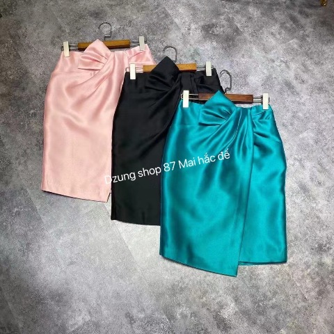 Trong vô vàn các loại trang phục điệu đà, chân váy  có ưu điểm là đánh lừa thị giác, làm đôi chân người mặc trông thon dài hơn. Ngoài ra, chúng còn giúp chị em có một vẻ ngoài nổi bật và cuốn hút.