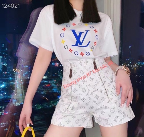 Áo thun cộc tay món đồ quen thuộc vào mùa hè với tất cả các cô gái. Với những cách phối đồ cùng chiếc áo này dưới đây sẽ giúp các nàng thêm tự tin, năng động đón hè.