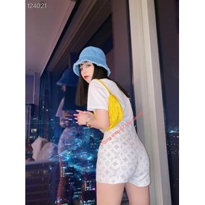 Cuốn hút mọi ánh nhìn khi xuống phố với áo phông sành điệu 
