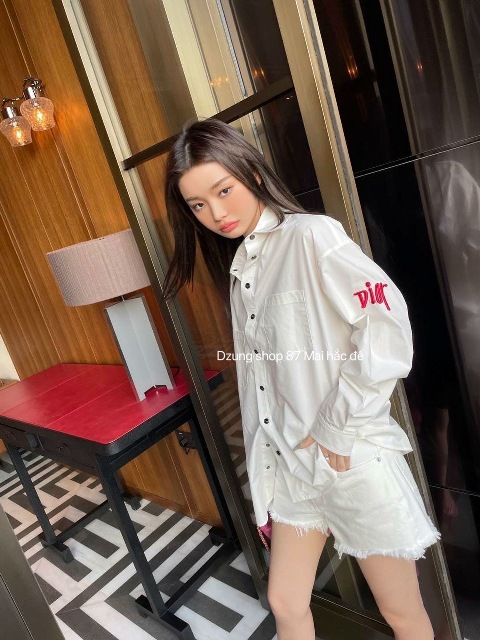Áo thun cộc tay món đồ quen thuộc vào mùa hè với tất cả các cô gái. Với những cách phối đồ cùng chiếc áo này dưới đây sẽ giúp các nàng thêm tự tin, năng động đón hè.