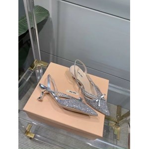 Giày cao gót là phụ kiện thần kỳ của phái đẹp. Một cô gái khi mang giày cao gót trông sẽ thêm phần quyến rũ và cuốn hút.