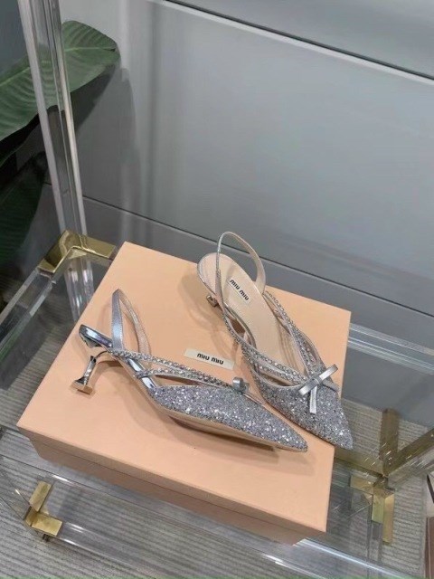 Giày cao gót là phụ kiện thần kỳ của phái đẹp. Một cô gái khi mang giày cao gót trông sẽ thêm phần quyến rũ và cuốn hút.