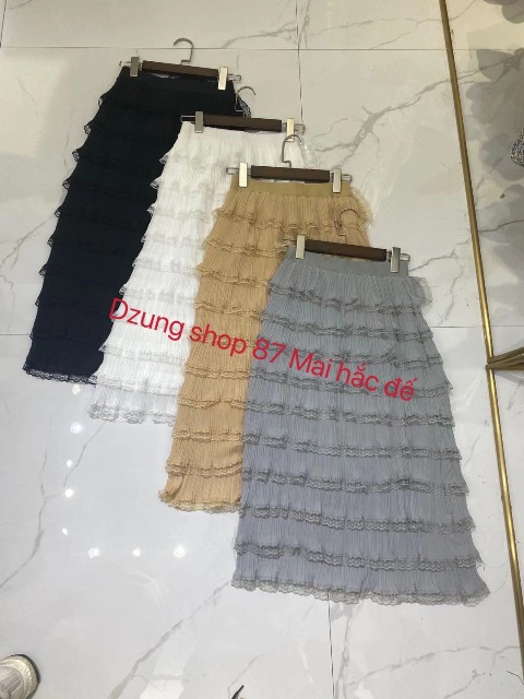 Trong vô vàn các loại trang phục điệu đà, chân váy  có ưu điểm là đánh lừa thị giác, làm đôi chân người mặc trông thon dài hơn. Ngoài ra, chúng còn giúp chị em có một vẻ ngoài nổi bật và cuốn hút.