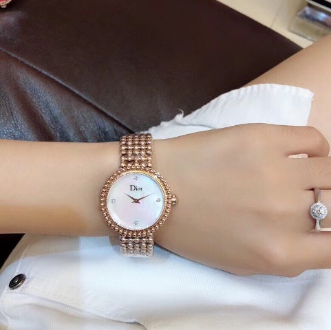 Vẻ đẹp quyến rũ sẽ được phô diễn qua bờ vai thon, vòng một nóng bỏng dưới làn váy mỏng manh.