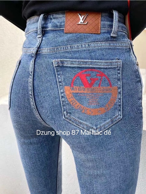 Chiếc quần đã trải qua nhiều thập kỉ và vẫn luôn giữ một vai trò không thể thiếu trong thế giới thời trang.