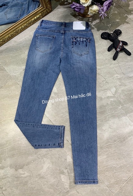 Chiếc quần đã trải qua nhiều thập kỉ và vẫn luôn giữ một vai trò không thể thiếu trong thế giới thời trang.