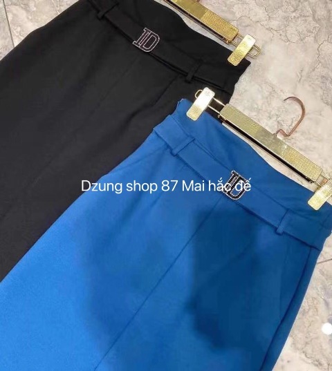 Trong vô vàn các loại trang phục điệu đà, chân váy  có ưu điểm là đánh lừa thị giác, làm đôi chân người mặc trông thon dài hơn. Ngoài ra, chúng còn giúp chị em có một vẻ ngoài nổi bật và cuốn hút.