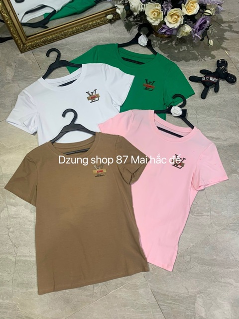 Áo thun cộc tay món đồ quen thuộc vào mùa hè với tất cả các cô gái. Với những cách phối đồ cùng chiếc áo này dưới đây sẽ giúp các nàng thêm tự tin, năng động đón hè.