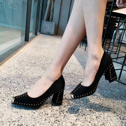 Giày cao gót là phụ kiện thần kỳ của phái đẹp. Một cô gái khi mang giày cao gót trông sẽ thêm phần quyến rũ và cuốn hút.