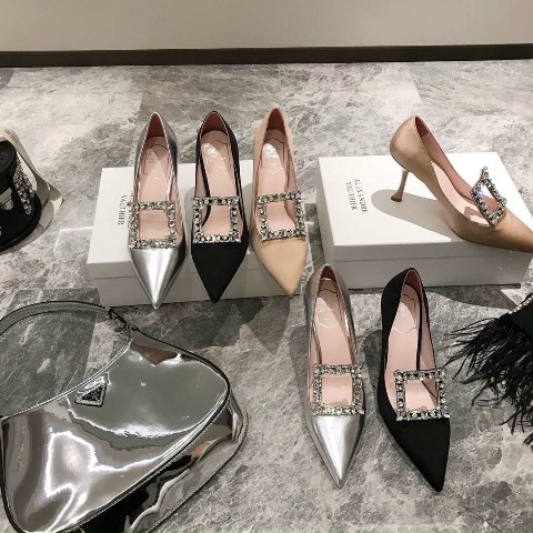 Giày cao gót là phụ kiện thần kỳ của phái đẹp. Một cô gái khi mang giày cao gót trông sẽ thêm phần quyến rũ và cuốn hút.