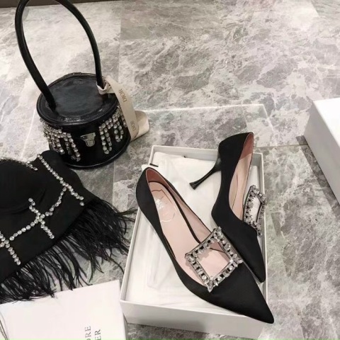 Giày cao gót là phụ kiện thần kỳ của phái đẹp. Một cô gái khi mang giày cao gót trông sẽ thêm phần quyến rũ và cuốn hút.