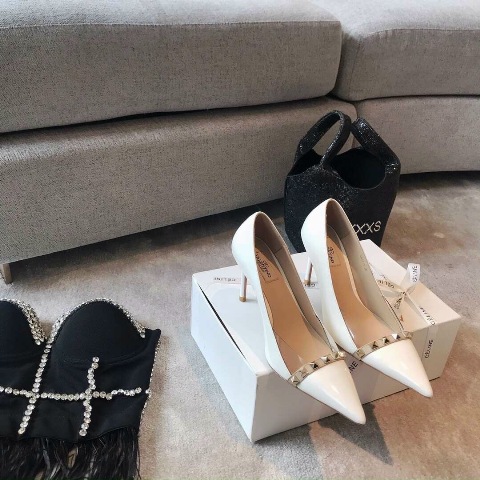 Giày cao gót là phụ kiện thần kỳ của phái đẹp. Một cô gái khi mang giày cao gót trông sẽ thêm phần quyến rũ và cuốn hút.