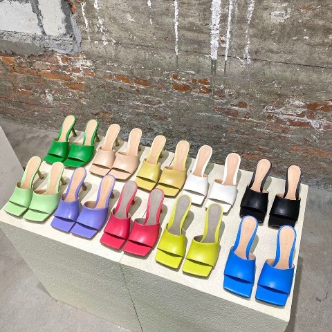 Giày cao gót là phụ kiện thần kỳ của phái đẹp. Một cô gái khi mang giày cao gót trông sẽ thêm phần quyến rũ và cuốn hút.