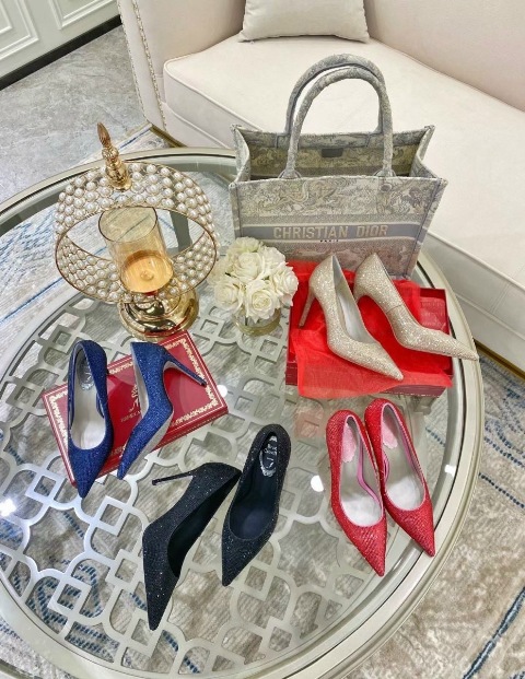 Giày cao gót là phụ kiện thần kỳ của phái đẹp. Một cô gái khi mang giày cao gót trông sẽ thêm phần quyến rũ và cuốn hút.