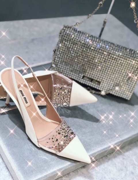 Giày cao gót là phụ kiện thần kỳ của phái đẹp. Một cô gái khi mang giày cao gót trông sẽ thêm phần quyến rũ và cuốn hút.