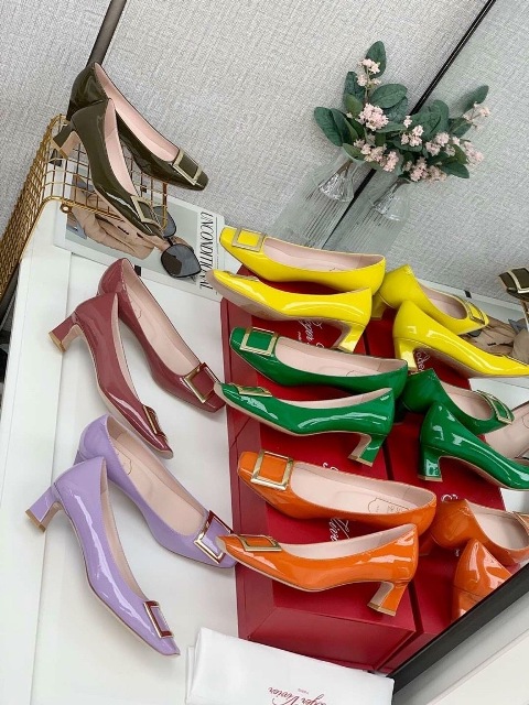 Tôi nghĩ bất kì người phụ nữ nào cũng có thể lột xác chỉ bằng một chiếc váy xinh đẹp và giày cao gót. Giày cao gót tiếp thêm sức mạnh cho phụ nữ bằng một cách nào đó.