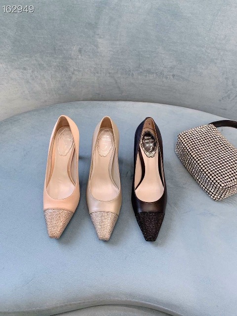 Tôi nghĩ bất kì người phụ nữ nào cũng có thể lột xác chỉ bằng một chiếc váy xinh đẹp và giày cao gót. Giày cao gót tiếp thêm sức mạnh cho phụ nữ bằng một cách nào đó.