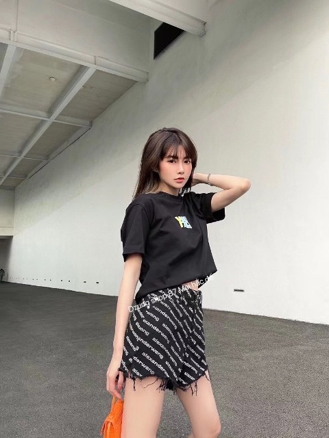 Trong vô vàn các loại trang phục điệu đà, chân váy  có ưu điểm là đánh lừa thị giác, làm đôi chân người mặc trông thon dài hơn. Ngoài ra, chúng còn giúp chị em có một vẻ ngoài nổi bật và cuốn hút.