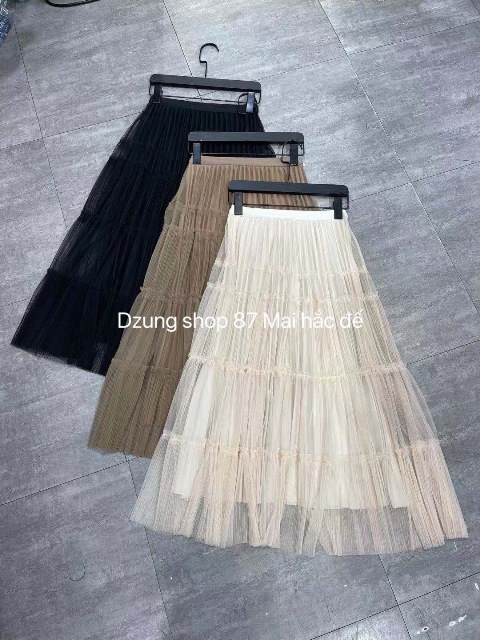 Trong vô vàn các loại trang phục điệu đà, chân váy có ưu điểm là đánh lừa thị giác, làm đôi chân người mặc trông thon dài hơn. Ngoài ra, chúng còn giúp chị em có một vẻ ngoài nổi bật và cuốn hút.