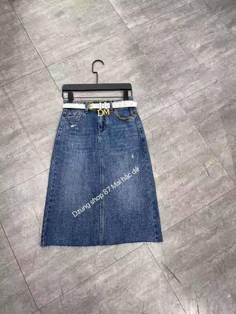 Trong vô vàn các loại trang phục điệu đà, chân váy có ưu điểm là đánh lừa thị giác, làm đôi chân người mặc trông thon dài hơn. Ngoài ra, chúng còn giúp chị em có một vẻ ngoài nổi bật và cuốn hút.