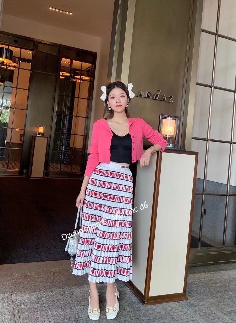 Trong vô vàn các loại trang phục điệu đà, chân váy có ưu điểm là đánh lừa thị giác, làm đôi chân người mặc trông thon dài hơn. Ngoài ra, chúng còn giúp chị em có một vẻ ngoài nổi bật và cuốn hút.
