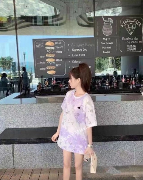 Áo thun cộc tay món đồ quen thuộc vào mùa hè với tất cả các cô gái. Với những cách phối đồ cùng chiếc áo này dưới đây sẽ giúp các nàng thêm tự tin, năng động đón hè.
