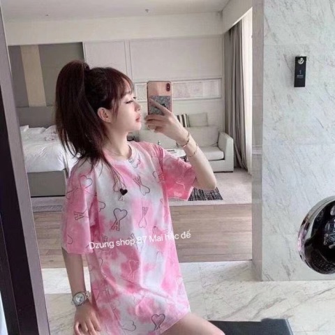 Áo thun cộc tay món đồ quen thuộc vào mùa hè với tất cả các cô gái. Với những cách phối đồ cùng chiếc áo này dưới đây sẽ giúp các nàng thêm tự tin, năng động đón hè.