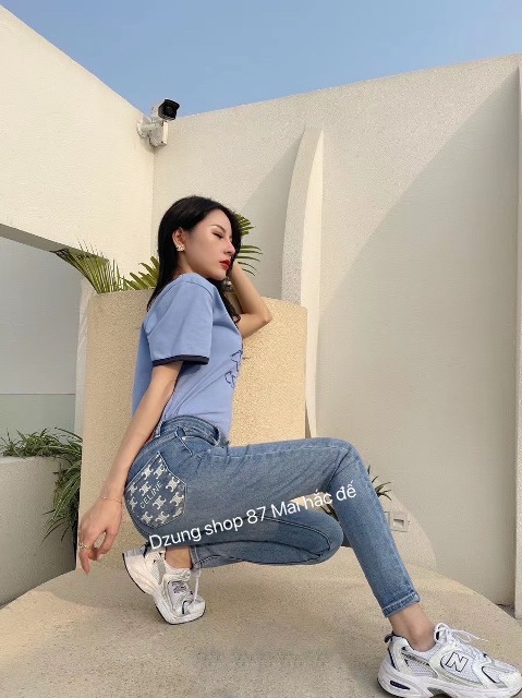 Chiếc quần đã trải qua nhiều thập kỉ và vẫn luôn giữ một vai trò không thể thiếu trong thế giới thời trang.