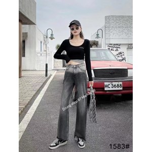 chiếc quần bò đã trải qua nhiều thập kỉ và vẫn luôn giữ một vai trò không thể thiếu trong thế giới thời trang.