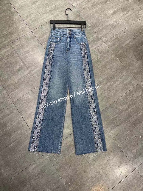 chiếc quần bò đã trải qua nhiều thập kỉ và vẫn luôn giữ một vai trò không thể thiếu trong thế giới thời trang.