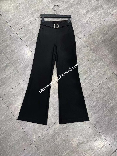 chiếc quần bò đã trải qua nhiều thập kỉ và vẫn luôn giữ một vai trò không thể thiếu trong thế giới thời trang.