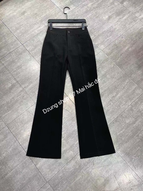 chiếc quần bò đã trải qua nhiều thập kỉ và vẫn luôn giữ một vai trò không thể thiếu trong thế giới thời trang.