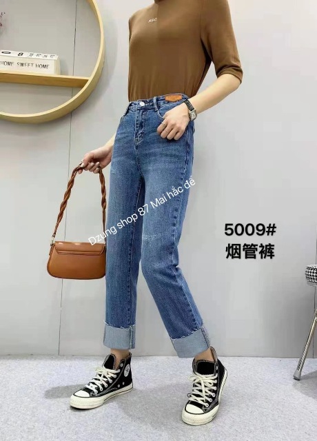 chiếc quần bò đã trải qua nhiều thập kỉ và vẫn luôn giữ một vai trò không thể thiếu trong thế giới thời trang.