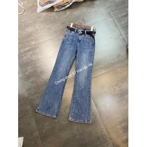 Với chất vải bền, dễ mặc, dễ phối đồ nên không khó để bạn bắt gặp một cô gái hay một chàng trai diện quần jeans đi trên phố. Chỉ từ một chiếc quần, bạn có thể “mix and match” thành những phong cách khác nhau: phong cách thanh lịch như một quý cô