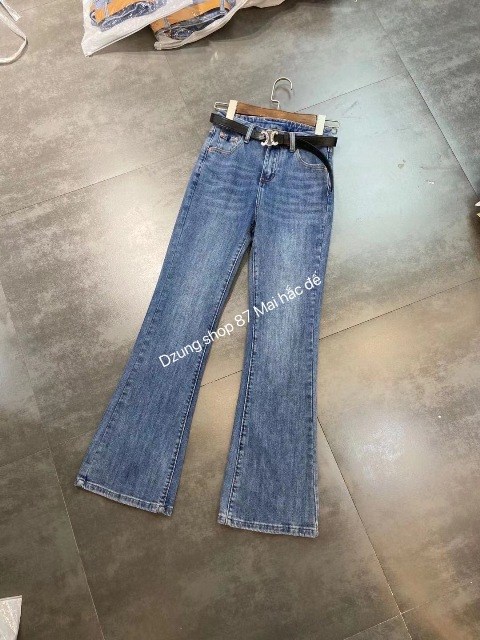 Với chất vải bền, dễ mặc, dễ phối đồ nên không khó để bạn bắt gặp một cô gái hay một chàng trai diện quần jeans đi trên phố. Chỉ từ một chiếc quần, bạn có thể “mix and match” thành những phong cách khác nhau: phong cách thanh lịch như một quý cô