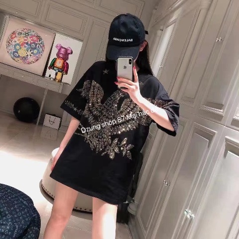 Áo thun cộc tay món đồ quen thuộc vào mùa hè với tất cả các cô gái. Với những cách phối đồ cùng chiếc áo này dưới đây sẽ giúp các nàng thêm tự tin, năng động đón hè.