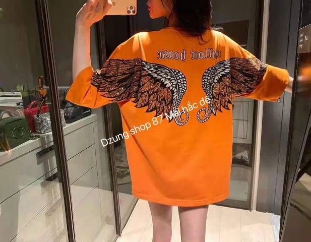 Áo thun cộc tay món đồ quen thuộc vào mùa hè với tất cả các cô gái. Với những cách phối đồ cùng chiếc áo này dưới đây sẽ giúp các nàng thêm tự tin, năng động đón hè.