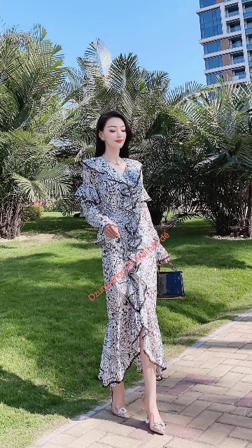 Dẫn đầu xu hướng thời trang mới nhất, Dzung mang đến bộ sưu tập thời trang đằng cấp hàng đầu. Sang trọng và thanh lịch, tối giản nhưng không đơn điệu 
